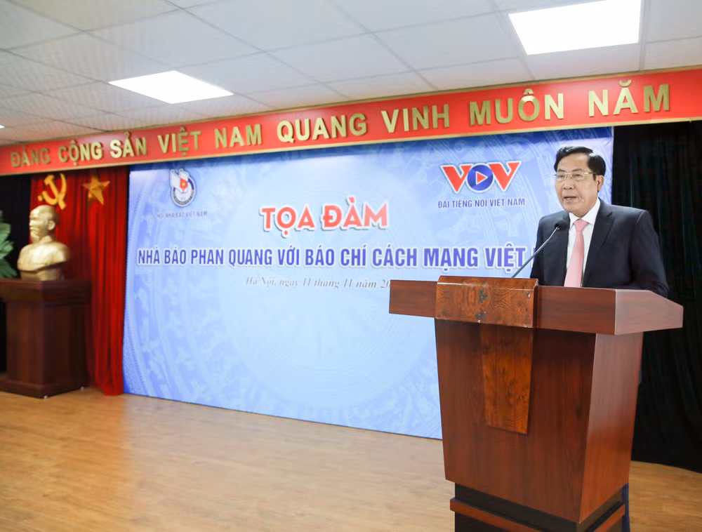 Đồng chí Thuận Hữu - Ủy viên T.Ư Đảng, Tổng Biên tập báo Nhân Dân, Phó Trưởng ban Tuyên giáo T.Ư, Chủ tịch Hội Nhà báo Việt Nam phát biểu khai mạc tọa đàm. Ảnh: Sơn Hải