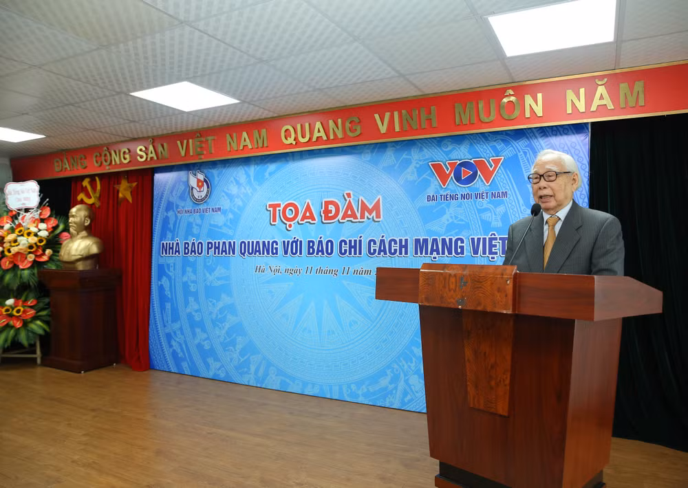 Nhà báo lão thành Phan Quang - Nguyên Chủ tịch Hội nhà báo Việt Nam, nguyên Tổng giám đốc Đài Tiếng nói Việt Nam cảm ơn các đại biểu đã dành thời gian, tình cảm và nhiều ý kiến tâm huyết tại tọa đàm. Ảnh: Sơn Hải