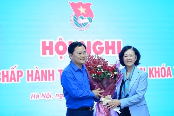 Bà Trương Thị Mai tặng hoa chúc mừng tân Bí thư thứ nhất Trung ương Đoàn Nguyễn Anh Tuấn. Ảnh: TPO