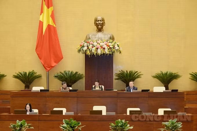 Phó Chủ tịch Quốc hội Phùng Quốc Hiển điều hành phiên họp sáng nay (11/11).
