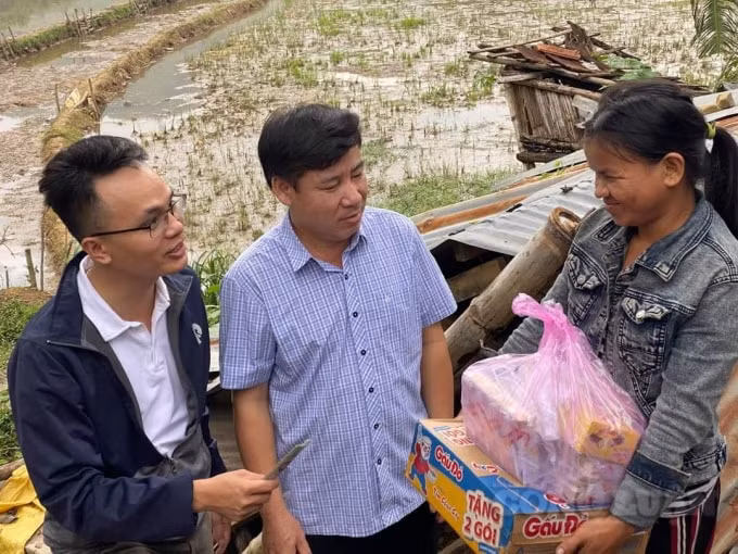 “Trong các đợt mưa bão vừa qua, huyện Sơn Hà có hàng trăm hộ dân bị thiệt hại về nhà ở, nhiều hộ sập hoàn toàn. Sự hỗ trợ lần này, cùng với chính sách hỗ trợ của Nhà nước, địa phương sẽ phối hợp cùng người dân để bà con sớm dựng lại nhà cửa kiên cố hơn, an toàn hơn”. Ông Phùng Tô Long, Phó Chủ tịch UBND huyện Sơn Hà, tỉnh Quảng Ngãi (ở giữa, áo trắng) cho biết.