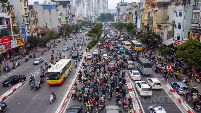 Một người dân đứng chờ đèn đỏ cho hay: “Bình thường mình đi làm vào 7h30 mỗi sáng, đường Trường Chinh này cũng tắc, nhưng không đến nỗi như bây giờ. Từ hôm thông xe đường trên cao, mỗi khi đi từ Trường Chinh tới Ngã Tư Sở cách tầm 100m thì mọi người dồn về đây quá đông, gây ùn tắc dài hơn, mình phải mất hơn 15 phút mới đi qua được đoạn đường ngắn này.”