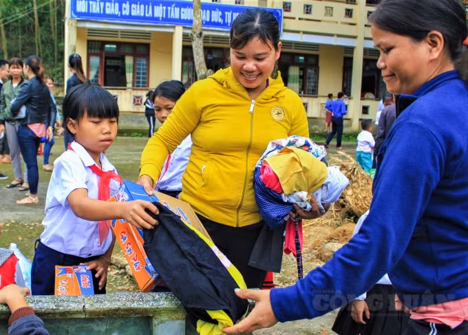 Con lớn có bút vở để học, con nhỏ có sữa, bánh để ăn, còn mẹ có thêm những bộ đồ “mới” được nhặt nhạnh từ những thùng quần áo cũ đã được làm sạch, phân loại.