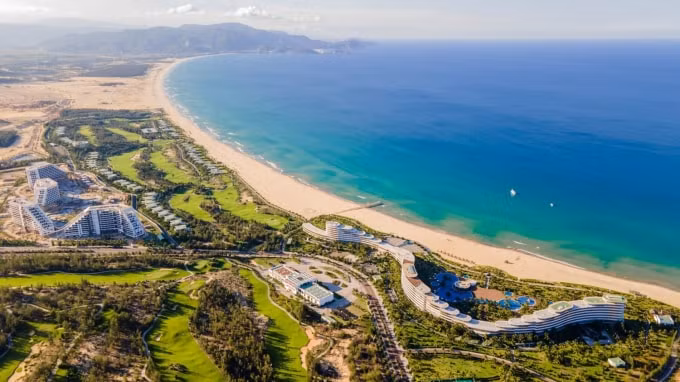 FLC Grand Hotel Quy Nhon (trái) và FLC Luxury Hotel Quy Nhơn (phải): hai khách sạn của quần thể FLC Quy Nhơn.