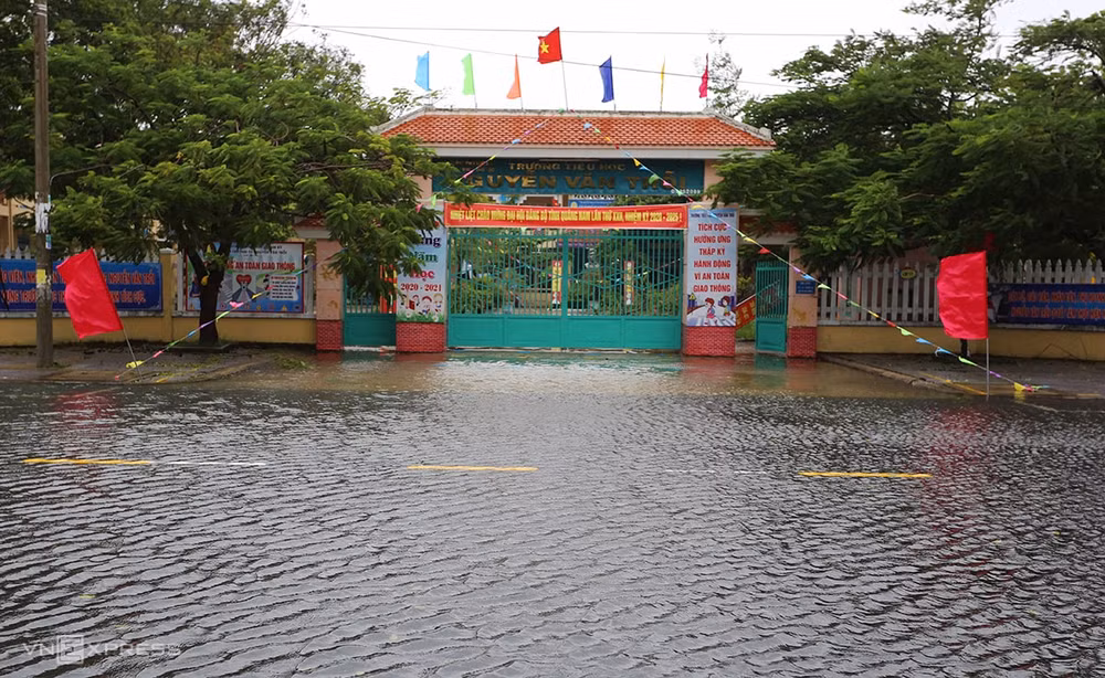 Học sinh các cấp từ mầm non đến phổ thông ở Bình Định nghỉ học từ ngày 10/11 để tránh thiệt hại do bão số 12. Ảnh: TL
