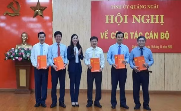 Bí thư Tỉnh ủy Quảng Ngãi Bùi Thị Quỳnh Vân trao các Quyết định cho các cán bộ được bổ nhiệm, phân công nhiệm vụ mới