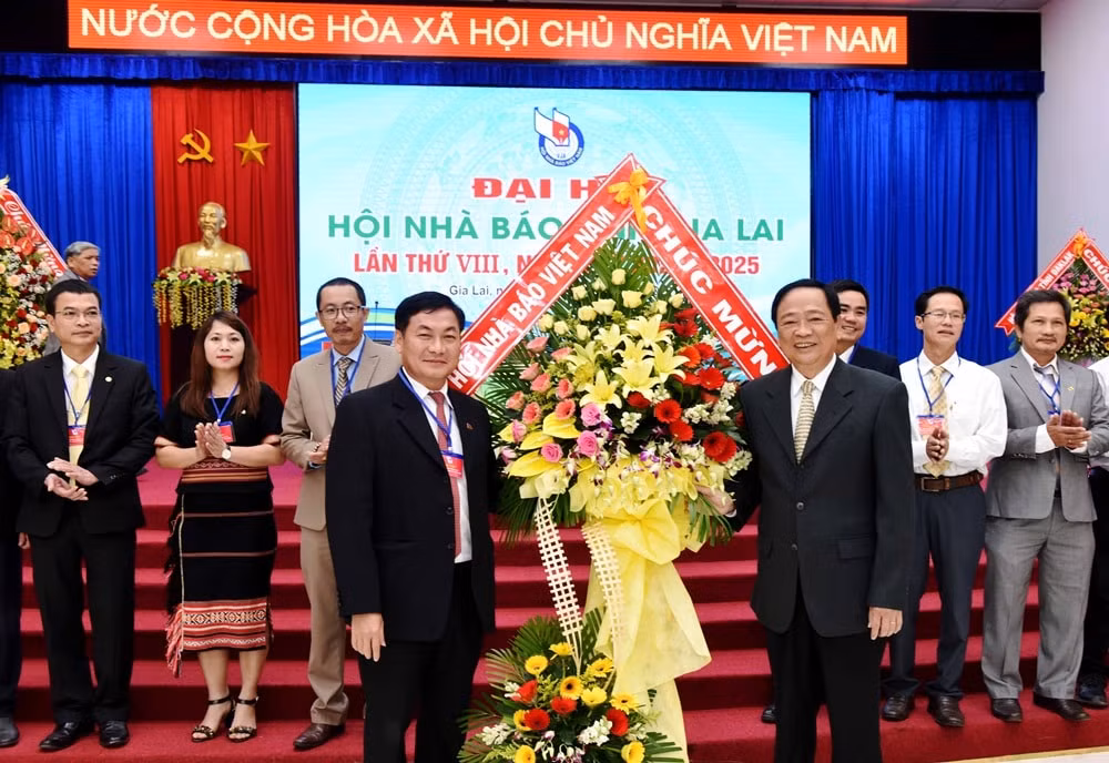 Phó Chủ tịch Hội Nhà báo Việt Nam Mai Đức Lộc tặng hoa chúc mừng Ban Chấp hành Hội Nhà báo tỉnh Gia Lai khóa VIII. Ảnh: Đức Thụy