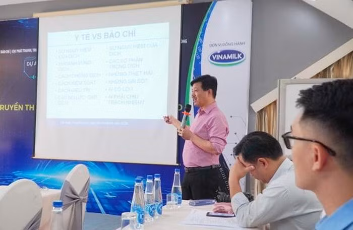 Ông Vũ Mạnh Cường, Vụ phó Vụ Truyền thông và Thi đua khen thưởng (Bộ Y Tế) trình bày chuyên đề Truyền thông phòng, chống dịch Covid-19 tại khóa tập huấn.