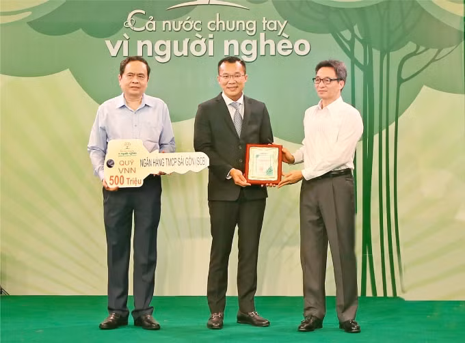 Phó Thủ tướng Vũ Đức Đam và Chủ tịch Ủy ban Trung ương MTTQ VN Trần Thanh Mẫn nhận ủng hộ Quỹ 