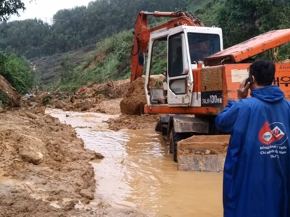 Hình ảnh tuyến đường 40B đoạn qua huyện Bắc Trà My bị sạt lở nghiêm trọng. Ảnh: tuoitre.vn