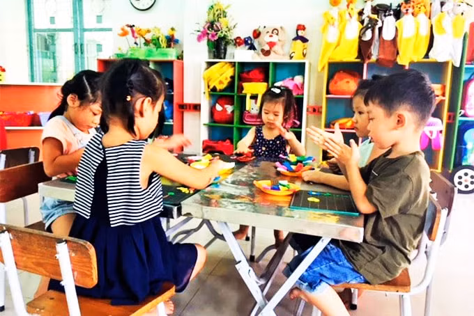 Việc không tăng học phí trong năm học 2021 - 2022 là phù hợp với tình hình dịch bệnh COVID -19 (ảnh nguồn internet).