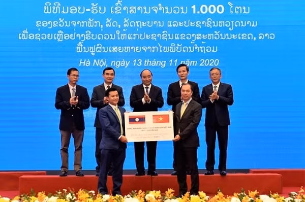 Thủ tướng Chính phủ Nguyễn Xuân Phúc chứng kiến lễ trao viện trợ 1000 tấn gạo cho Đảng, Nhà nước và Nhân dân Lào