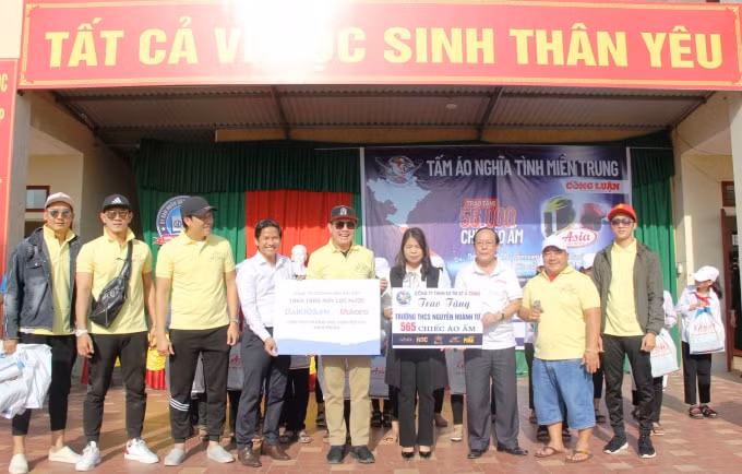 Trao quà cho trường THCS Nguyễn Hoành Từ (huyện Thạch Hà, Hà Tĩnh)