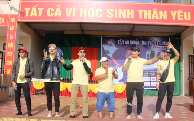 Các nghệ sĩ như diễn viên Chí Tài, diễn viên Hiếu Hiền, ca sĩ Quách Beem, siêu mẫu Giã Thanh Vũ đã nán lại rất lâu cùng giao lưu với các em học sinh.