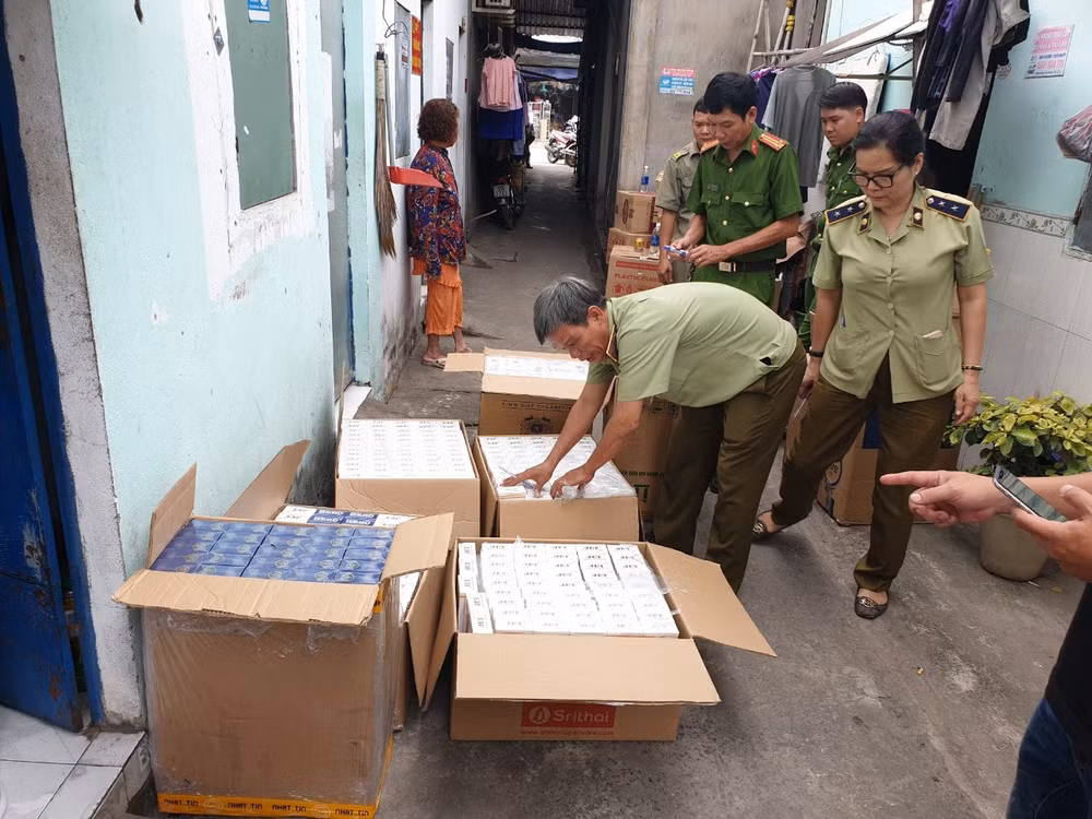 Lực lượng chức năng thực hiện kiểm tra, thu giữ số thuốc lá nghi nhập lậu. Ảnh: baotintuc.vn