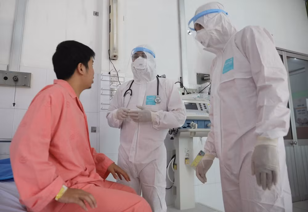 Thêm 3 người mắc COVID-19, Việt Nam hiện có 1.180 ca bệnh. Ảnh: TL