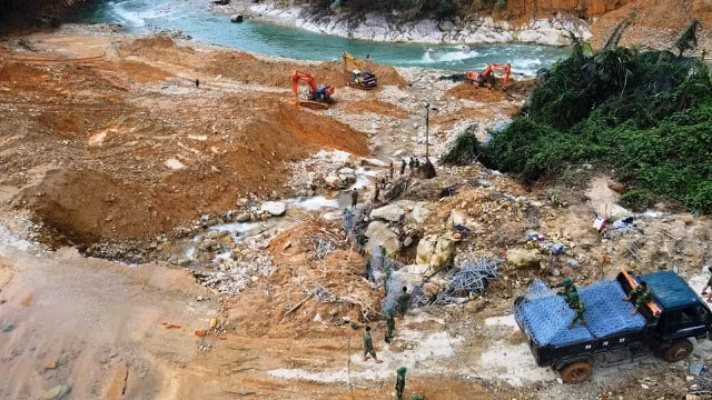 Quân đội của Bộ Chỉ huy Quân sự tỉnh Thừa Thiên Huế là lực lượng chủ lực tìm kiếm giai đoạn 3 tại thủy điện Rào Trăng 3. Ảnh: D.T