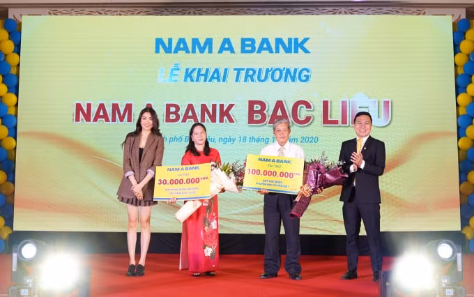 Nhân dịp này, Nam A Bank đã trao tặng nhiều phần quà ý nghĩa, hướng đến sự phát triển bền vững địa phương.