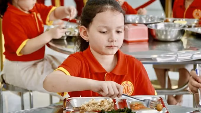 Bên cạnh việc học thì chuyện ăn uống ở trường của học sinh bán trú luôn được các bậc phụ huynh quan tâm.