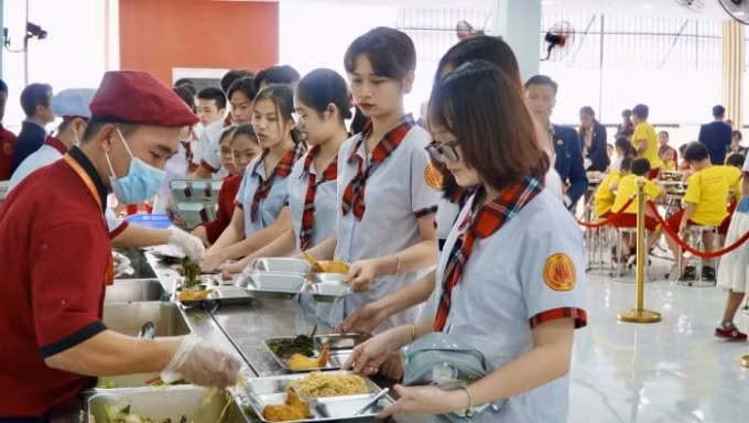 Bữa ăn của các học sinh Trường Quốc tế Nam Việt được tổ chức theo hình thức buffet nên thức ăn phong phú, nhiều khẩu vị. Và khẩu phần ăn không còn là vấn đề để các phụ huynh phải lo lắng.