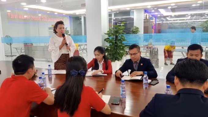 Bà Phạm Thụy Thùy Dương - Trưởng Ban kiểm tra an toàn vệ sinh thực phẩm Trường Quốc tế Nam Việt trao đổi công việc với các thành viên trong Ban.