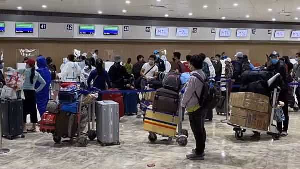 Công dân Việt Nam làm các thủ tục lên máy bay về nước