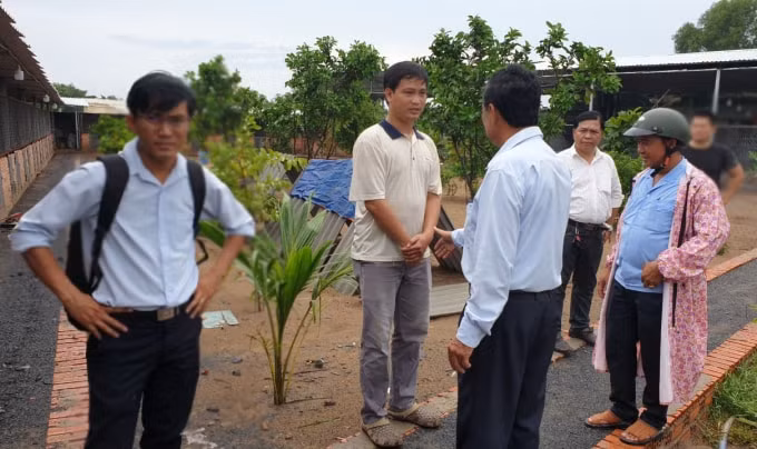 Ông Phạm Thanh Việt (ảnh thứ hai từ trái sang) tiếp và giải thích với đoàn Thanh tra huyện Củ Chi trong một lần Thanh tra huyện đi kiểm tra thực tế. (Ảnh - Chính Kỳ)