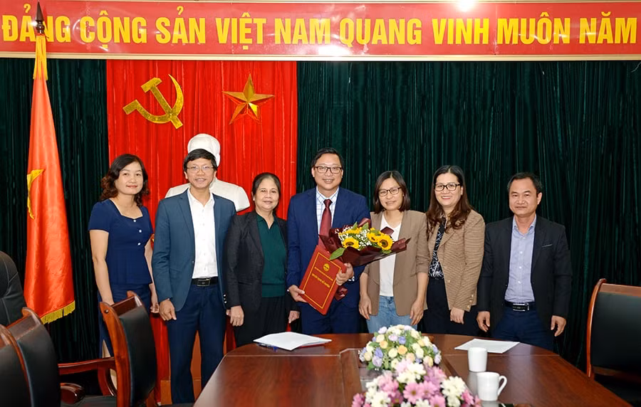 Lãnh đạo Viện và tập thể cán bộ, biên tập viênTạp chí Nghiên cứu Hồ Chí Minh tặng hoa chúc mừng TS Đinh Quang Thành.