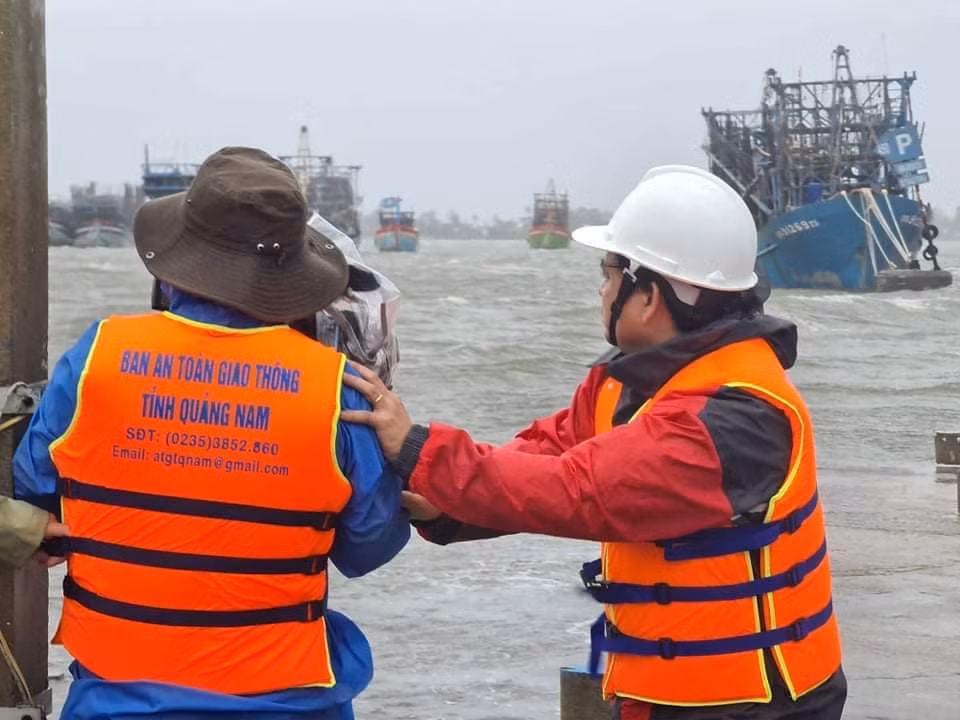 Nhà báo Đỗ Vinh và ê-kíp tác nghiệp trong đợt xảy ra cơn bão số 9 vừa qua.