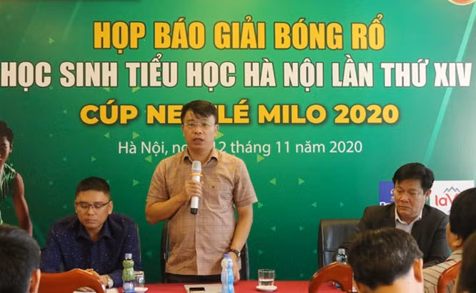 Tổng Biên tập Báo Thiếu niên Tiền phong và Nhi đồng Nguyễn Phan Khuê, Trưởng ban tổ chức giải phát biểu tại buổi họp báo.