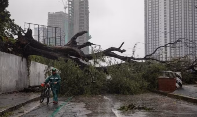 Bão Vamco gây ảnh hưởng nghiêm trọng tới sinh hoạt của người dân tại thủ đô Manila của Philippines, ngày 12 tháng 11 năm 2020 - Ảnh: REUTERS / Eloisa Lopez