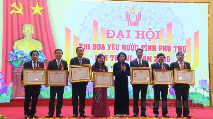 Nhiều đơn vị, cá nhân được nhận bằng khen từ Đảng và Nhà nước.
