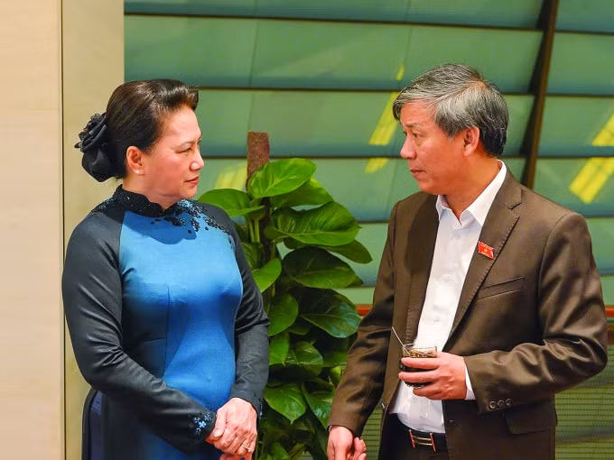 Chủ tịch Quốc hội Nguyễn Thị Kim Ngân trao đổi cùng các đại biểu bên hành lang hội trường Diên Hồng. Ảnh. Quochoi.vn