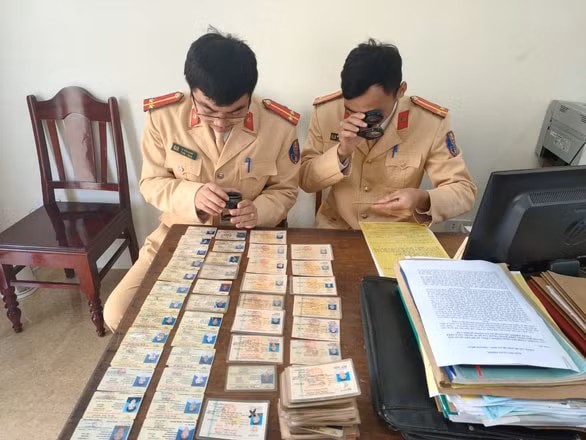 Cảnh sát giao thông Công an huyện Quan Sơn, tỉnh Thanh Hóa kiểm tra tang vật vụ việc. Ảnh: tuoitre.vn