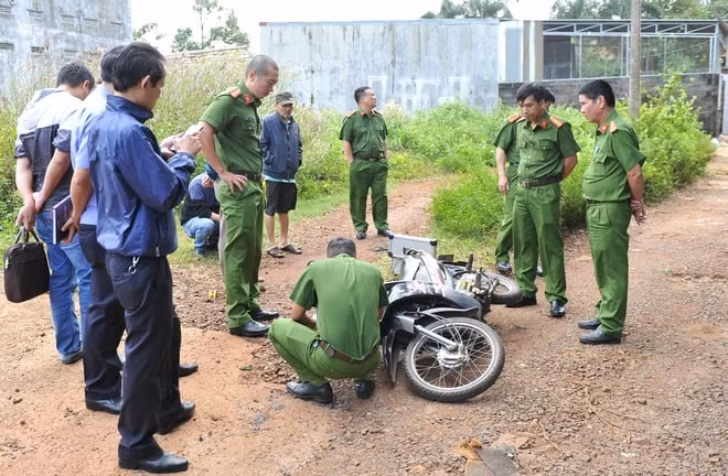 Công an khám nghiệm hiện trường. Ảnh: zingnews.vn