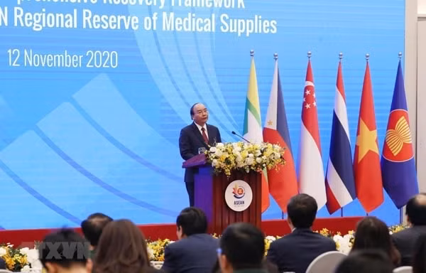 Thủ tướng Nguyễn Xuân Phúc công bố thành lập Kho dự phòng vật tư y tế khẩn cấp ASEAN. Ảnh: TTXVN