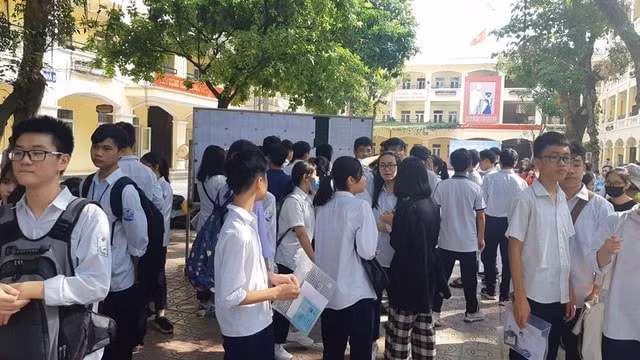 Các thí sinh đến trường từ sớm để kiểm tra thông tin cá nhân, lịch thi lần cuối trước khi bước vào ngày thi chính thức. Ảnh: TL