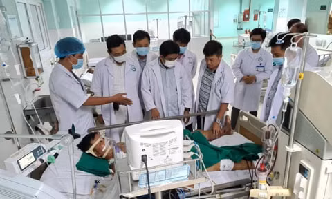 Buổi hội chẩn chuyên môn ngay trong đêm. Ảnh: TL.
