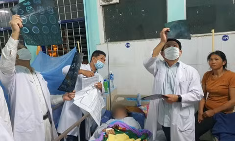 Các bác sĩ Bệnh viện Chợ Rẫy thăm khám cho các bệnh nhân. Ảnh: TL.