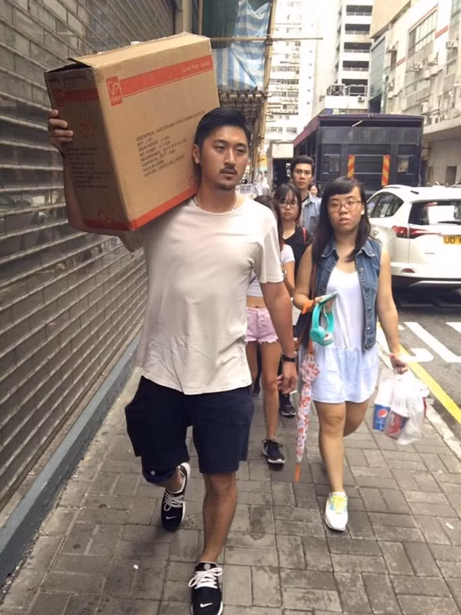 Diễn viên Ngũ Vỹ Lạc làm bốc vác để duy trì cuộc sống. Ảnh: TL