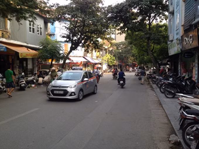Taxi chỉ được lưu thông một chiều trên phố Phủ Doãn, Hà Nội. Ảnh: TL.
