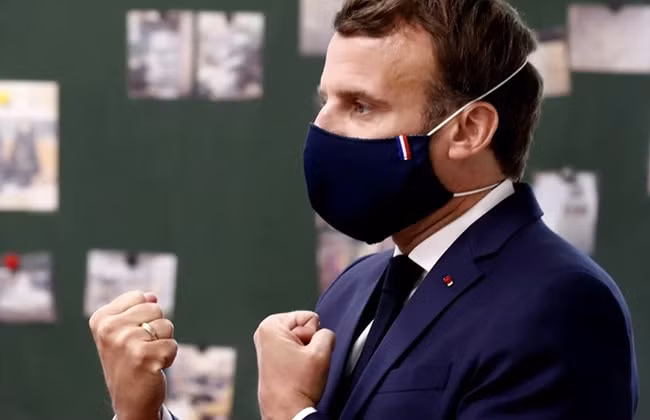 Chiếc khẩu trang Tổng thống Emmanuel Macron đeo khi đến thăm trường tiểu học. (Ảnh: Reuters)