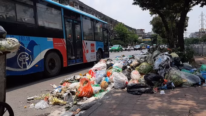 Rác thải sinh hoạt được vứt ngổn ngang lề đường, bốc mùi hôi thối. Ảnh: TL.