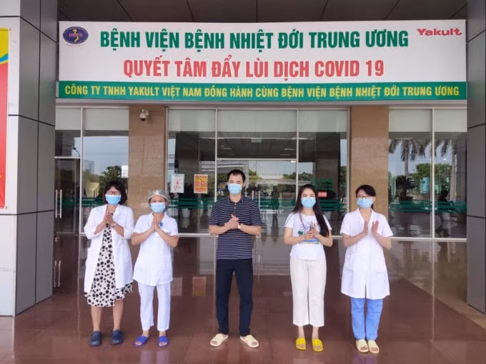 Các bệnh nhân được công bố khỏi bệnh tại Bệnh viện Bệnh Nhiệt đới Trung ương ngày 16/7. Ảnh: TL.