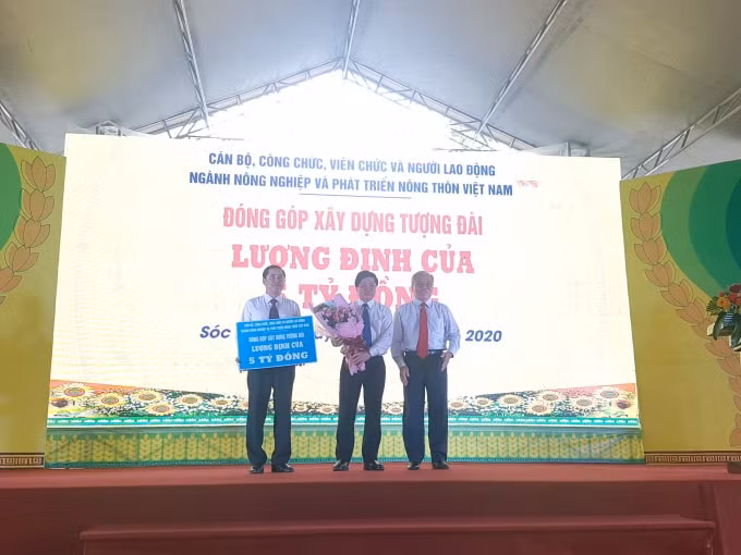 Thứ trưởng Bộ Nông nghiệp và Phát triển nông thôn Lê Quốc Doanh trao tặng 5 tỷ đồng đóng góp xây dựng tượng đài.