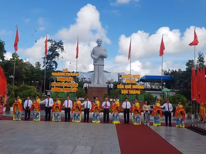 Các đại biểu cắt băng khánh thành tượng đài Giáo sư – Bác sĩ Nông học Lương Định Của.