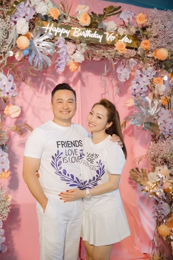 Chi Bảo hết mực cưng chiều vợ yêu kém 16 tuổi của mình