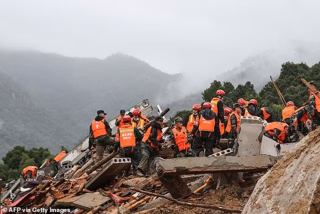 69 lính cứu hỏa đang tìm kiếm những nạn nhân mắc kẹt dưới đống đổ nát trong vụ sạt lở đất do lũ lụt bất thường ở huyện Hoàng Mai, tỉnh Hồ Bắc, Trung Quốc, hôm 8/7.