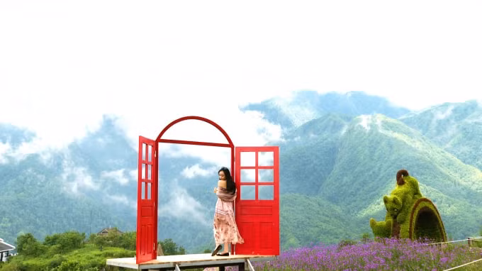 Cổng trời đỏ rực ôm trọn vẻ đẹp lãng mạn của Sa Pa.