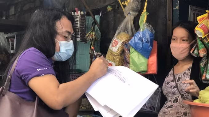 Nhân viên y tế Mak Calsona đi vòng quanh Manila để cung cấp bao cao su miễn phí và thuốc tránh thai - Ảnh: Ana Santos / Al Jazeera